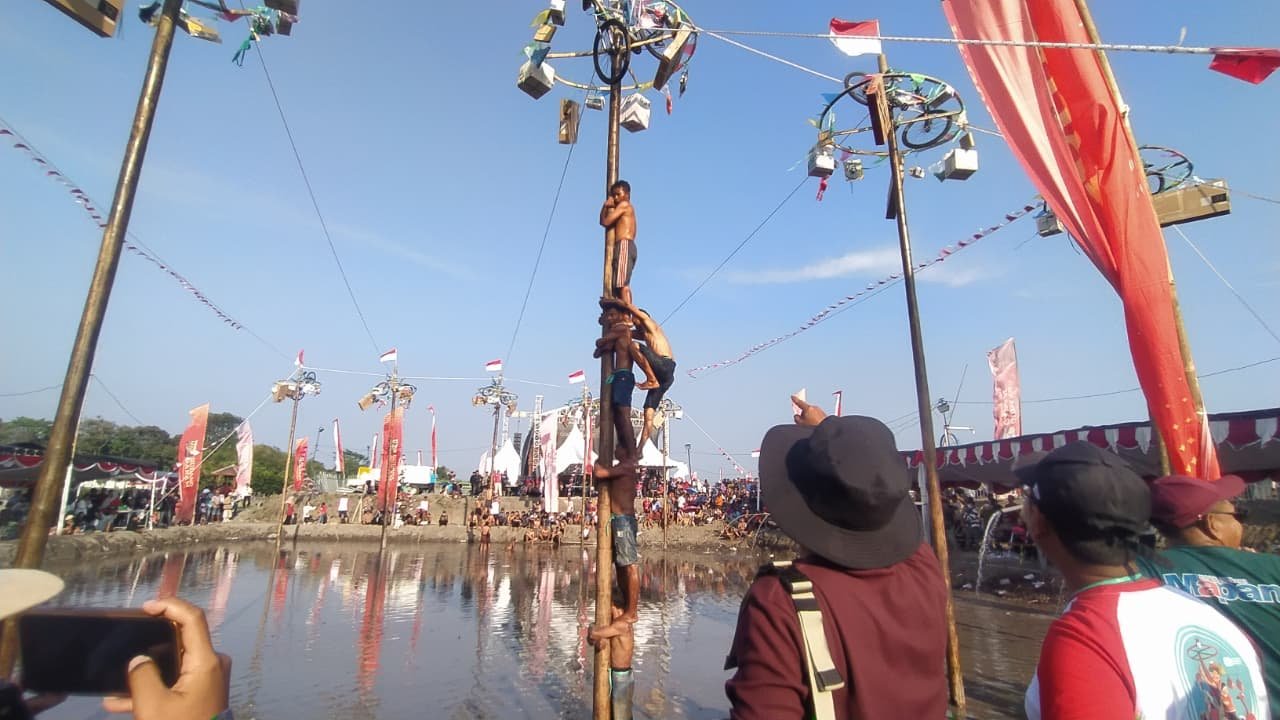 Lomba panjat pinang di Festival Omah Sawah 2025