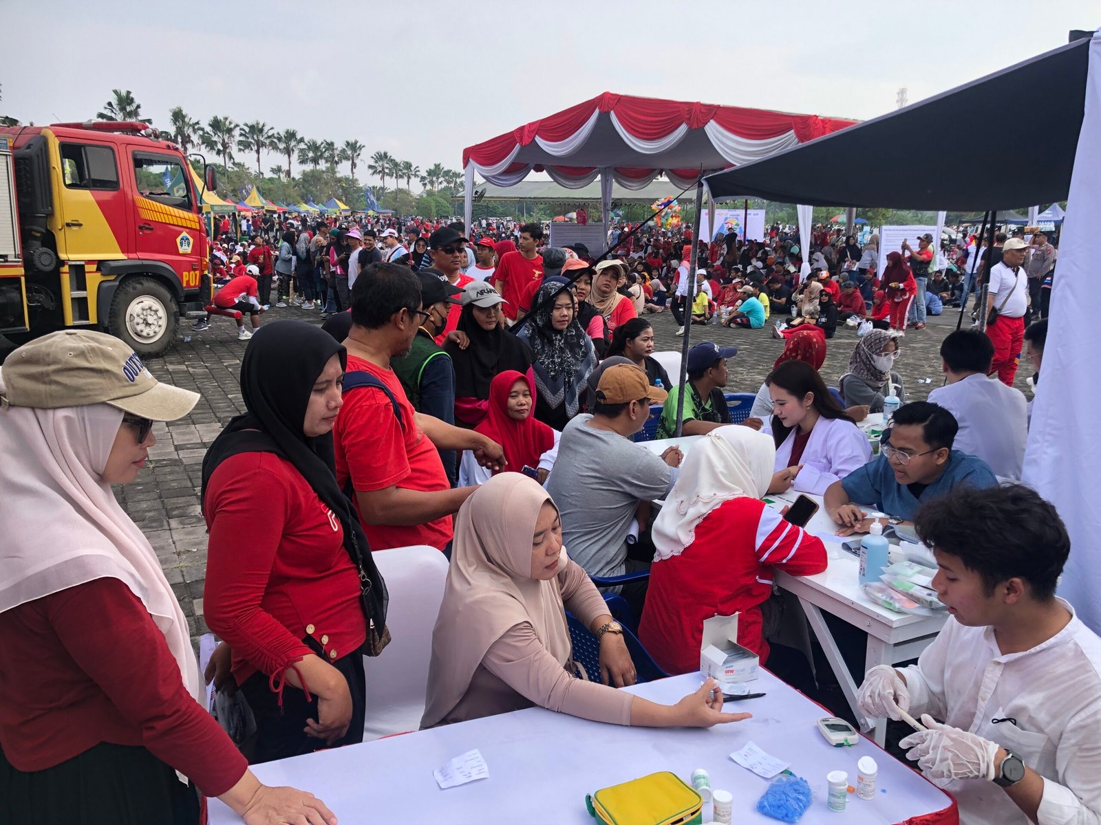 Banyak peserta memanfaatkan layanan pos pelayanan pemeriksaan kesehatan gratis Jiddan-Jihaan, S.Ked – Ralvin S.Ked. untuk memeriksakan kesehatannya