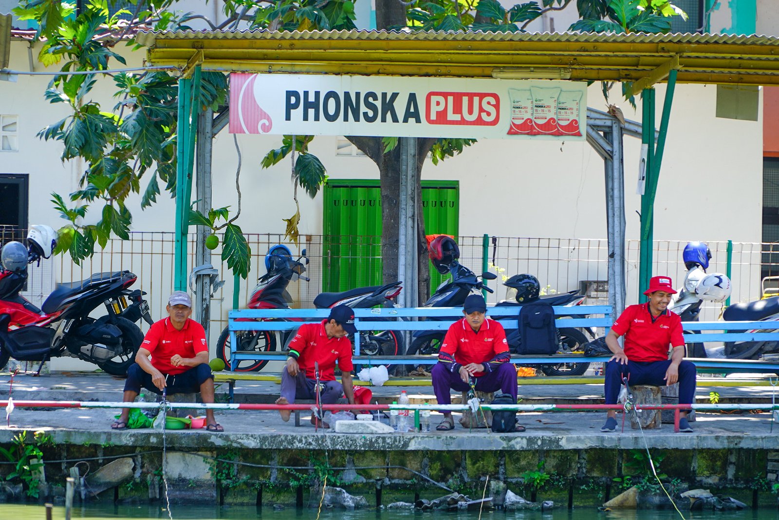 Suasana seru lomba memancing dalam rangkaian Citizen Games 2025 di kolam pancing Diklat Petrokimia Gresik