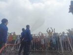 Peserta tetap bergoyang di tengah semprotan air damkar yang mengiringi alunan musik dari OM SERA