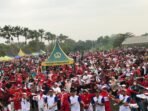 Ribuan peserta Jalan Sehat Merdeka Bersama 2025 membludak di GKB Convex Gresik