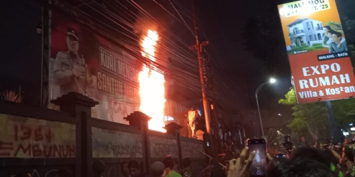 Komunitas Ojol Bersama Berbagai Elemen Kota Malang Gelar Aksi Solidaritas, Tuntut Keadilan untuk Affan Kurniawan 1 WhatsApp Image 2025 08 29 at 21.20.43