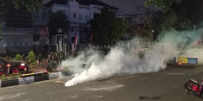 Aksi Solidaritas untuk Affan Kurniawan di Malang Ricuh, Polisi Tembakkan Gas Air Mata 1 WhatsApp Image 2025 08 30 at 09.21.44