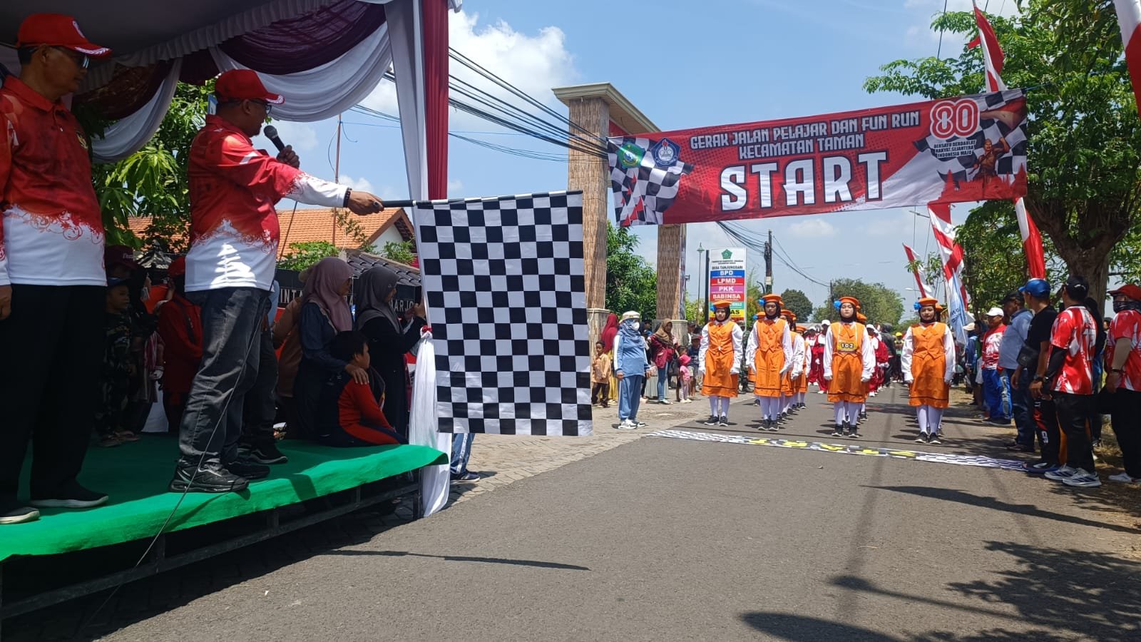 Camat Taman Arie Prabowo saat memberangkatkan peserta gerak jalan (Yudha Fury Kusuma)