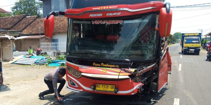 Yaris Tabrak Bus Pariwisata di Jombang, 2 Orang Luka Ringan 1 c3449d1b a9ec 4849 b84c 9ff5fdf8cc43