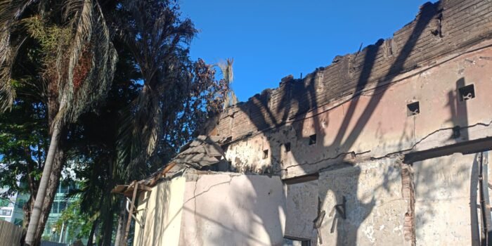 Polsek Tegalsari Rusak Dibakar, Pelayanan Dialihkan ke Polrestabes Surabaya dan Kantor Polisi Terdekat 1 fc54aaa7 b3af 4fd1 b150 ffc1db53b2a4