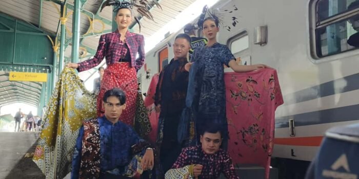 Peringati Hari Batik Nasional, Daop 7 Madiun Gelar Fashion Show di Stasiun dan Kereta Api 1 34df8f41 2205 44a5 be8d 2456775c3340