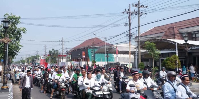 Ribuan Santri Lirboyo Kediri Aksi Damai Tuntut Chairul Tanjung Minta Maaf Langsung ke Kiai Anwar Mansur 1 81d80f90 f666 402e ac22 344cf27a160f