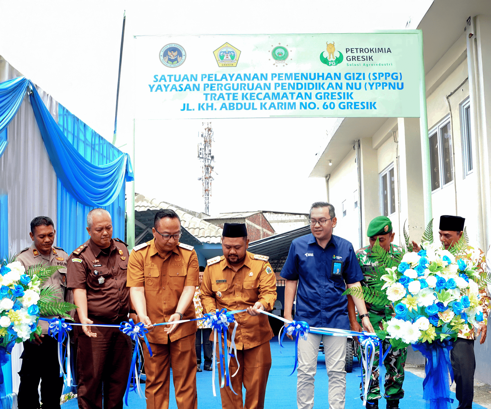 Bupati Gresik Fandi Akhmad Yani 4 dari kanan DKU PG Adityo Wibowo 3 dari kanan beserta pejabat terkait meresmikan SPPG Dapur Hybrid Trate sebagai dukungan terhadap Program Makan Bergizi Gratis MBG