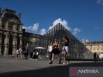 Piramida Louvre 020824 wpa 1a