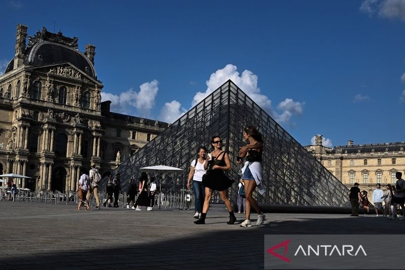 Piramida Louvre 020824 wpa 1a