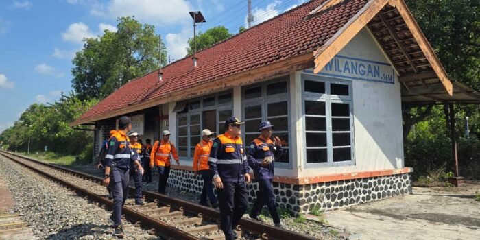 Hadapi Cuaca Ekstrem, KAI Daop 7 Madiun Siagakan Tim Lapangan dan Alat Darurat 24 Jam 1 WhatsApp Image 2025 10 21 at 7.15.44 PM