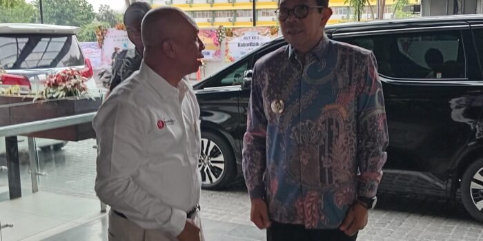 Wali Kota Batu Nurochman Raih Penghargaan Tokoh Pelopor Pendidikan Unggul ASA 2025 HUT KabarBaik.co 1 WhatsApp Image 2025 10 31 at 15.41.53