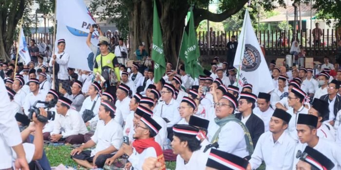 Ribuan Santri Lirboyo Kediri Aksi Damai Tuntut Chairul Tanjung Minta Maaf Langsung ke Kiai Anwar Mansur 2 c3693612 1e6a 433a 8870 41a370dd1ec2