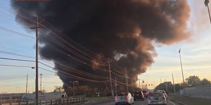 Pesawat Kargo UPS Jatuh dan Meledak di Louisville AS, 3 Orang Tewas-11 Terluka 1 Screenshot 2025 11 05 103445