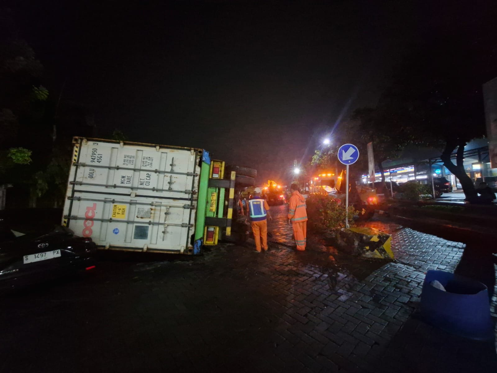 Truk kontainer terguling timpa 2 mobil di rest area Sidoarjo