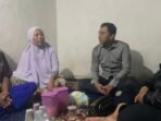 Gepeng dan Mustika saat berbincang dengan orang tua korban (istimewa)