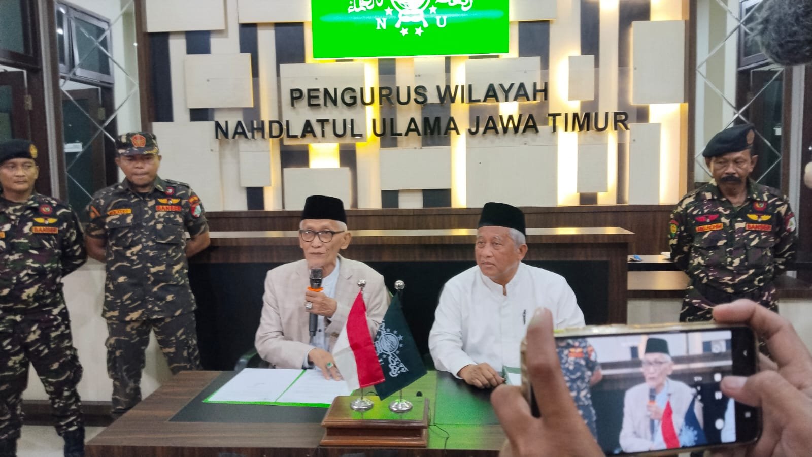 KH Miftachul Ahyar saat melakukan jumpa pers (Sugiantoro)