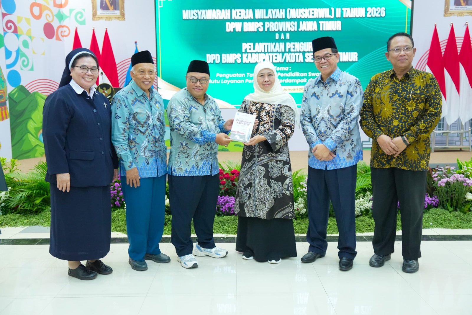 Gubernur Khofifah mendapat penghargaan berkat Jatim Cerdas (istimewa)