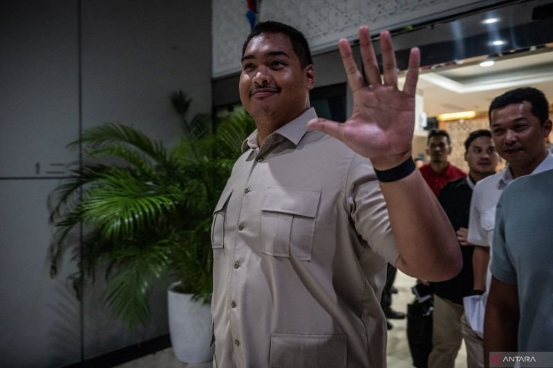 Dito Ariotedjo angkut barang pribadi di Kemenpora 080925 Bay 6