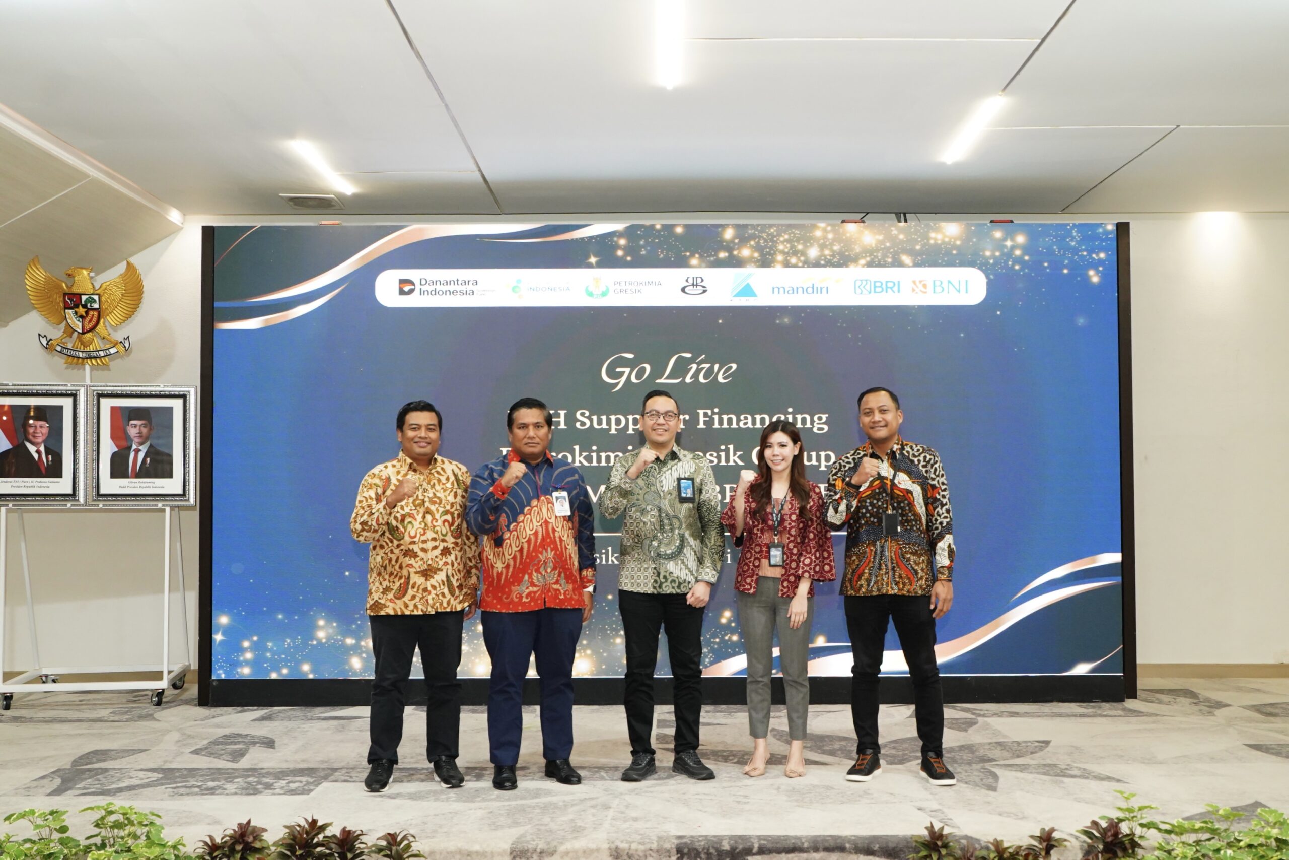 Direktur Keuangan Umum PG Adityo Wibowo 3 dari kanan bersama perwakilan manajemen Petrokimia Gresik dan Himbara usai peluncuran program digital SCF di Gresik scaled
