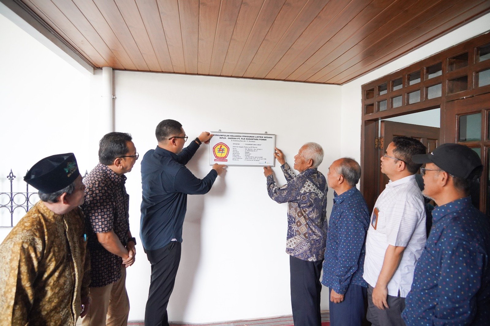 Direktur PLN Nusantara Power TB Ari Wibawa Mukti serahkan rumah hasil renovasi kepada pensiunan Sutarno