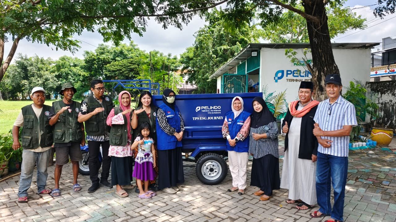 TPS serahkan kendaraan operasional untuk Bank Sampah Gotong Royong Perak Barat