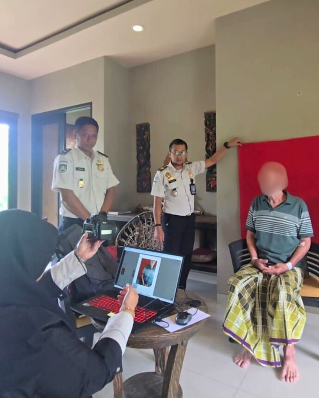 Petugas Imigrasi Jember lakukan layanan SIBER OSING jemput bola untuk WNA rentan