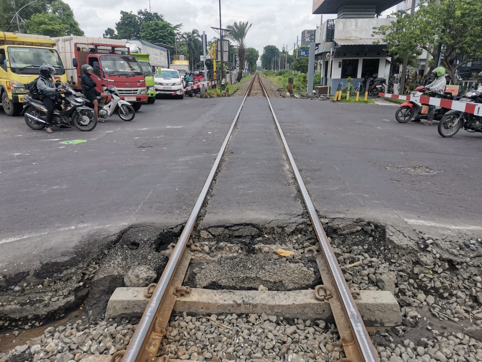 KAI Daop 8 Surabaya perbaiki tiga perlintasan sebidang pada malam hari
