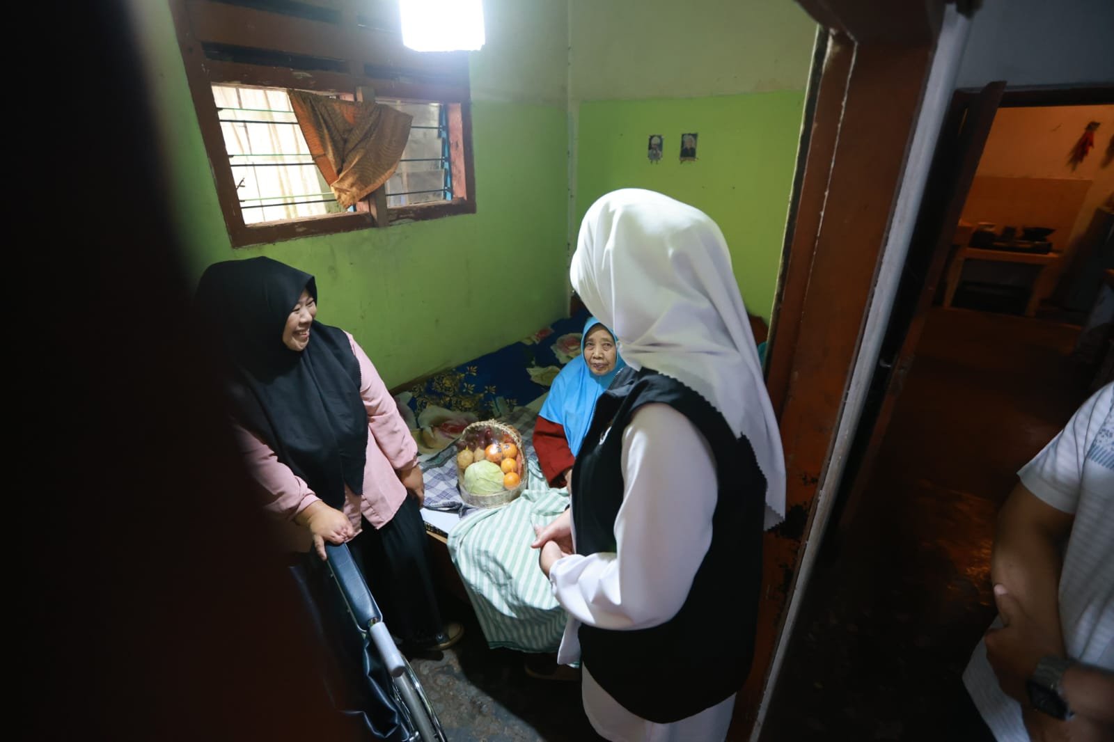 IMG-20260226-WA0010 Bupati Banyuwangi Ipuk Fiestiandani kunjungi lansia sakit dalam program Jemput Bola