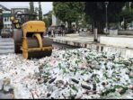 Polres Jember musnahkan ribuan botol miras dan narkotika di Alun-alun Jember