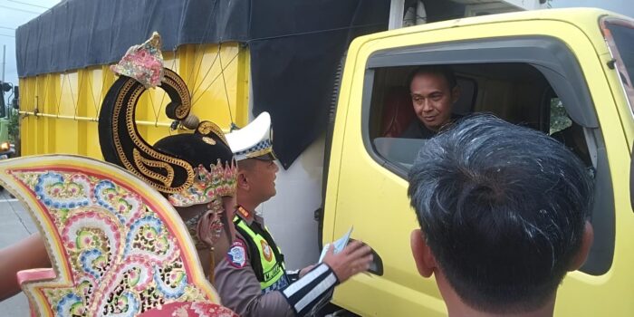 Saat Gatotkaca Turun ke Exit Tol Nganjuk Bantu PJR Polda Jatim Sosialisasi Keselamatan 1 WhatsApp Image 2026 02 12 at 9.01.59 PM 1