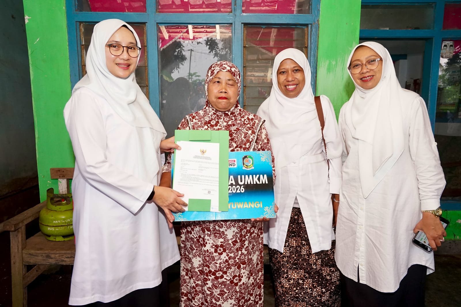 Bupati Banyuwangi Ipuk Fiestiandani salurkan bantuan Program Wenak untuk warung rakyat