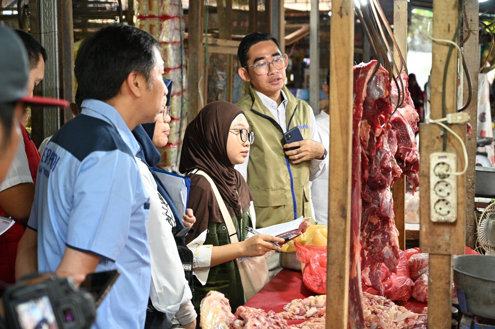 Pedagang daging sapi di Pasar Banyuwangi saat harga naik Rp140.000/kg