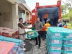 BPBD NTB menyalurkan bantuan korban banjir di Lombok Timur.