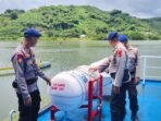 Petugas dari Dipolairud Polda NTB melakukan pengecekan di Pelabuhan Lembar Lombok Barat.
