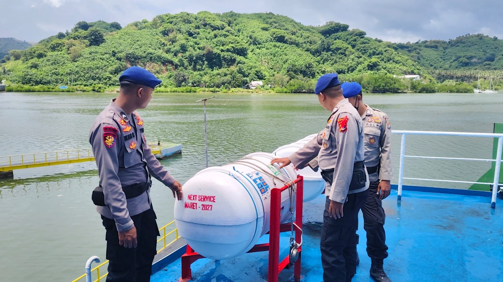 Petugas dari Dipolairud Polda NTB melakukan pengecekan di Pelabuhan Lembar Lombok Barat.