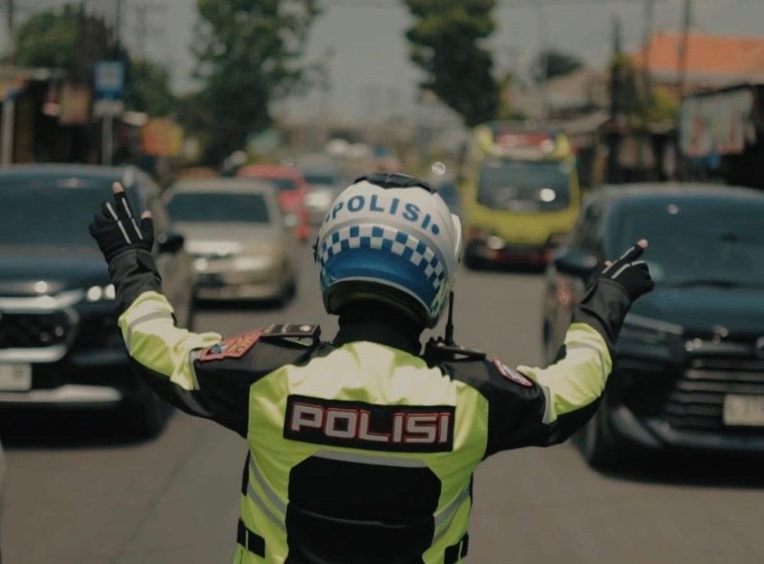 Anggota Polda Jatim saat mengatur lalu lintas kendaraan saat arus mudik Lebaran 2026