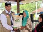 Dirut Bulog Ahmad Rizal Ramdhani menyalurkan bantuan di Kepulauan Seribu