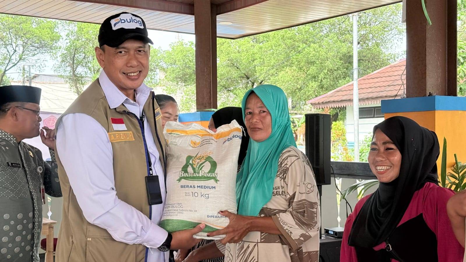 Dirut Bulog Ahmad Rizal Ramdhani menyalurkan bantuan di Kepulauan Seribu