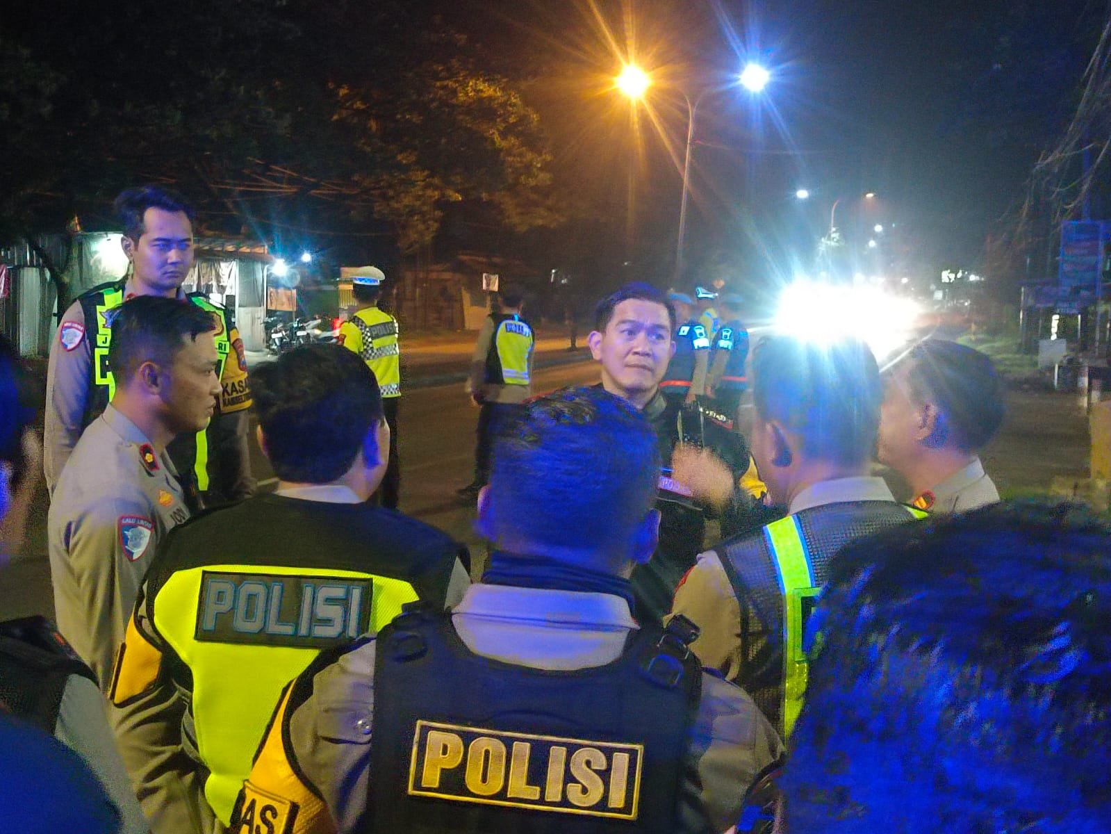 Kapolres Lamongan AKBP Arif Fazlurrahman memimpin patroli malam dalam rangka Operasi Ketupat Semeru 2026.