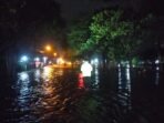 Jalan Raya Beji, Pasuruan terendam banjir.