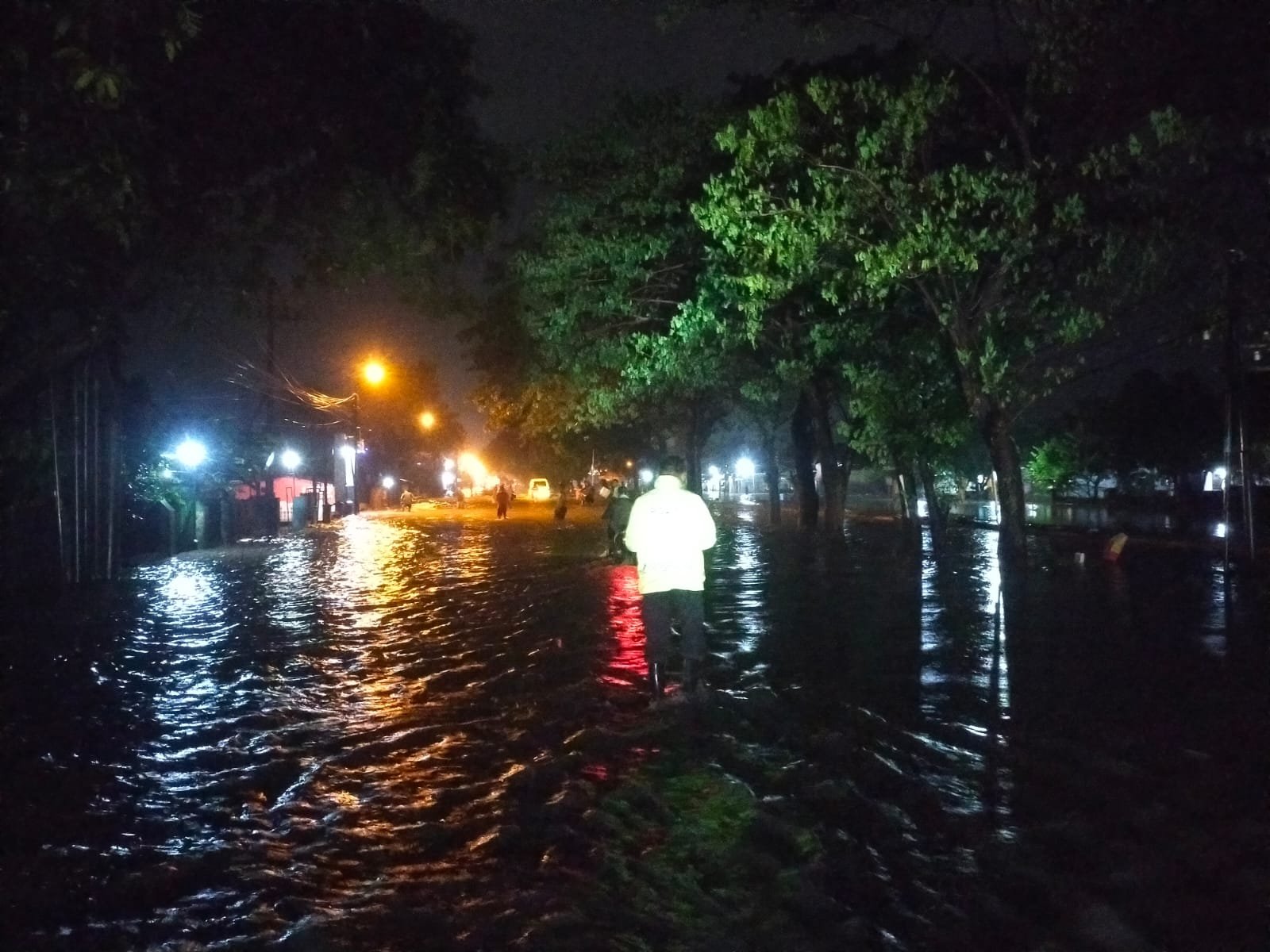 Jalan Raya Beji, Pasuruan terendam banjir.