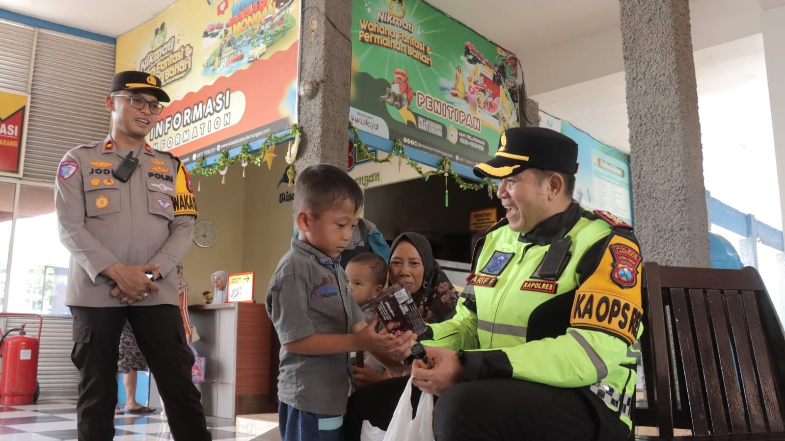 Kapolres Lamongan AKBP Arif Fazlurrahman memimpin patroli wisata dalam rangka Operasi Ketupat Semeru 2026.