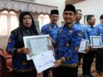 Wali Kota Pasuruan Adi Wibowo berikan penghargaan.