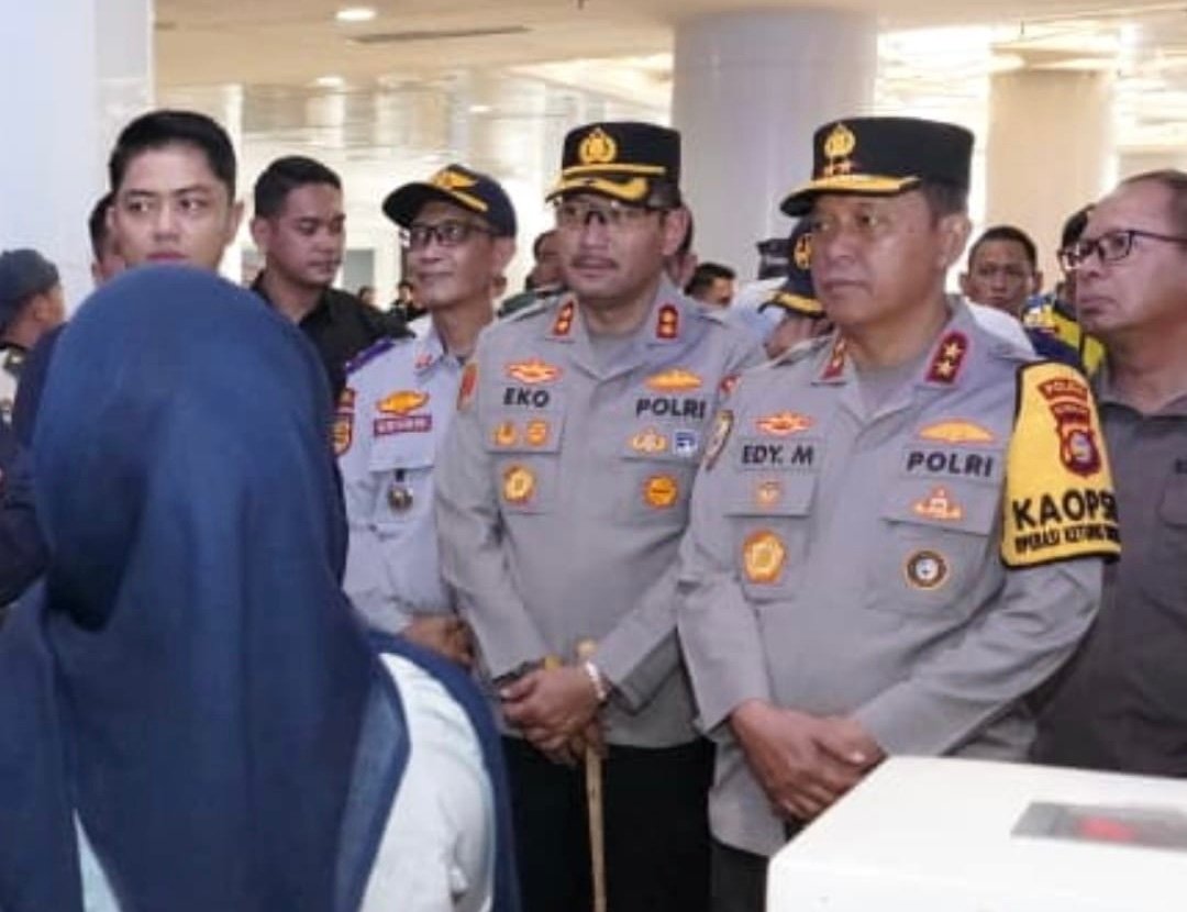 Kapolda NTB Irjen Pol Edy Purwanto saat meninjau pelayanan mudik.