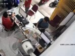 Tangkapan layar CCTV yang memperlihatkan pelaku membawa celurit saat datang ke kantor JNT Gresik. Tangkapan layar CCTV yang memperlihatkan pelaku membawa celurit saat datang ke kantor JNT Gresik.