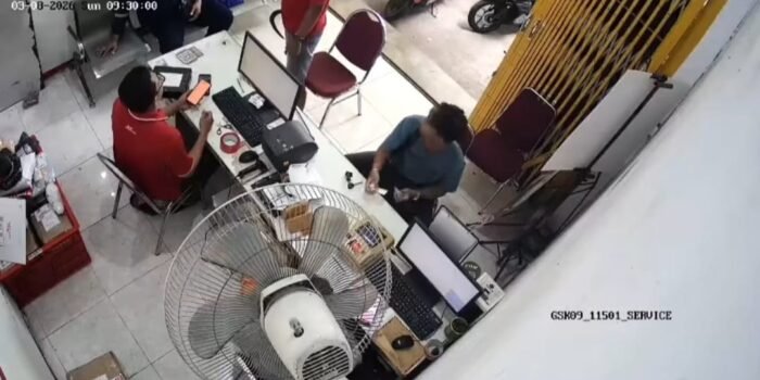 Tangkapan layar CCTV yang memperlihatkan pelaku membawa celurit saat datang ke kantor JNT Gresik. Tangkapan layar CCTV yang memperlihatkan pelaku membawa celurit saat datang ke kantor JNT Gresik.