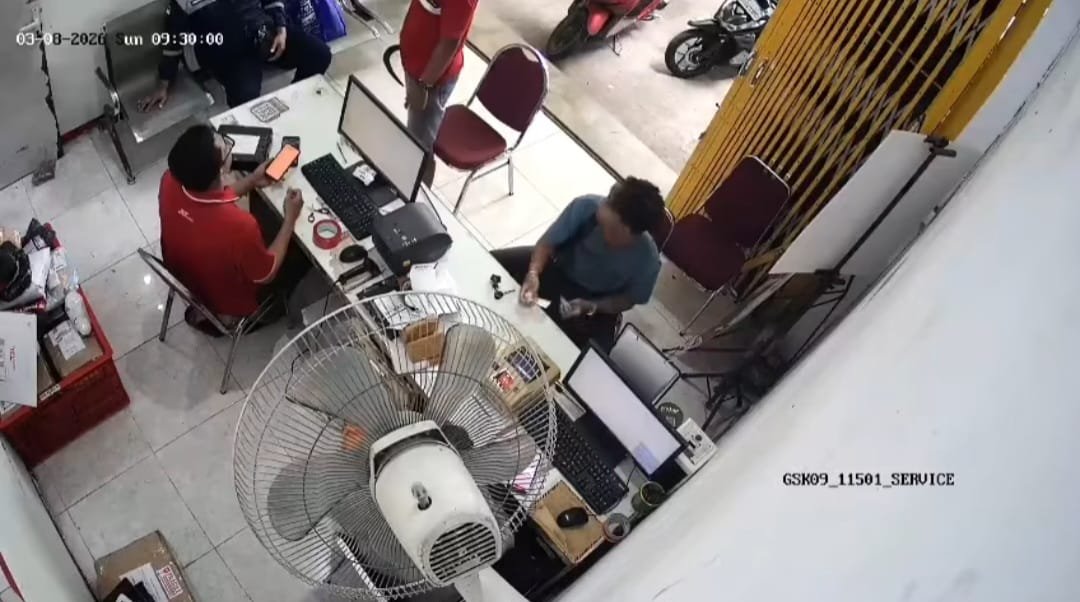 Tangkapan layar CCTV yang memperlihatkan pelaku membawa celurit saat datang ke kantor JNT Gresik.