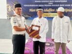 Kepala Rutan Kelas II B Gresik menyerahkan berkas remisi kepada warga binaan. Kepala Rutan Kelas II B Gresik menyerahkan berkas remisi kepada warga binaan.